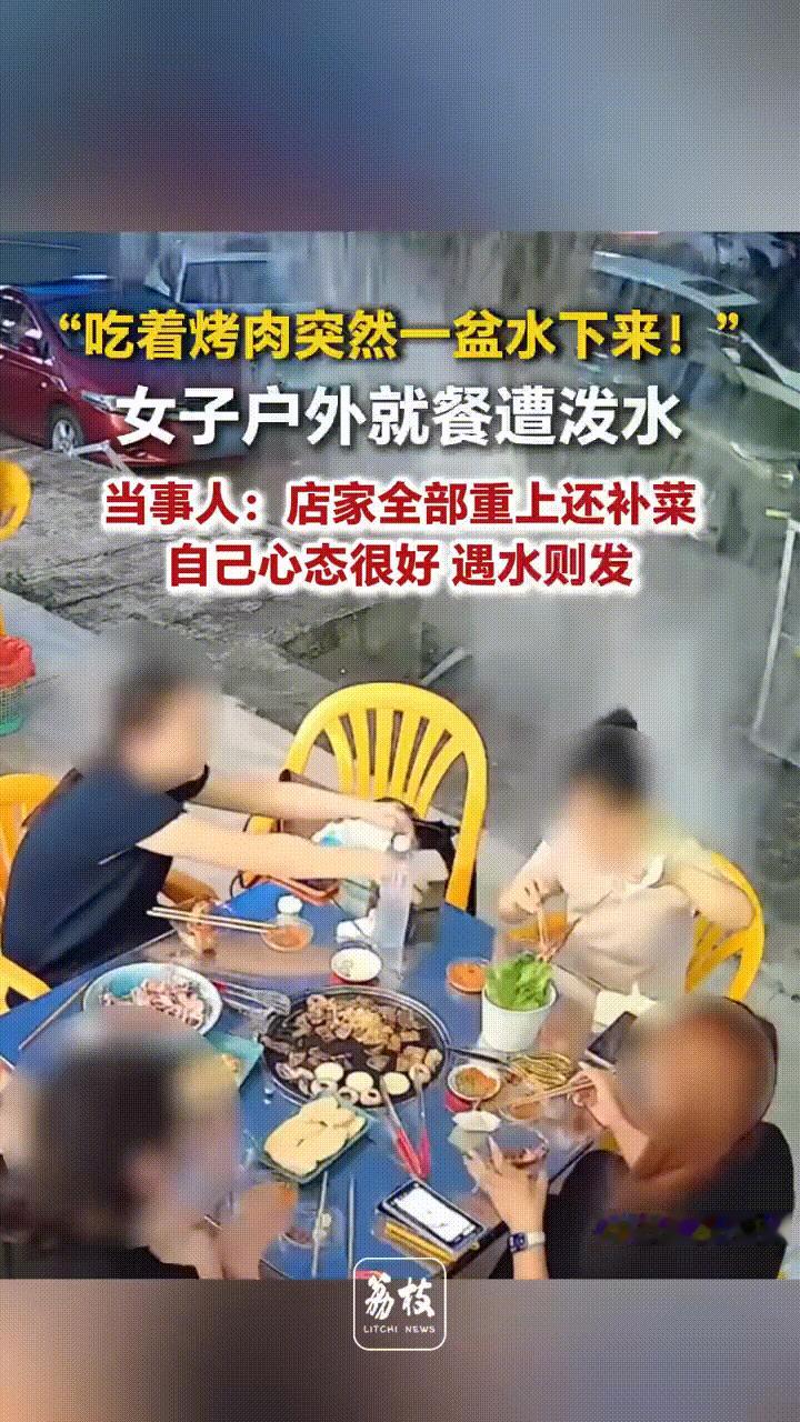 女子和朋友在烤肉店外头的露天位吃烤肉，桌子上摆满了各种肉菜，4个人边吃边聊正吃得