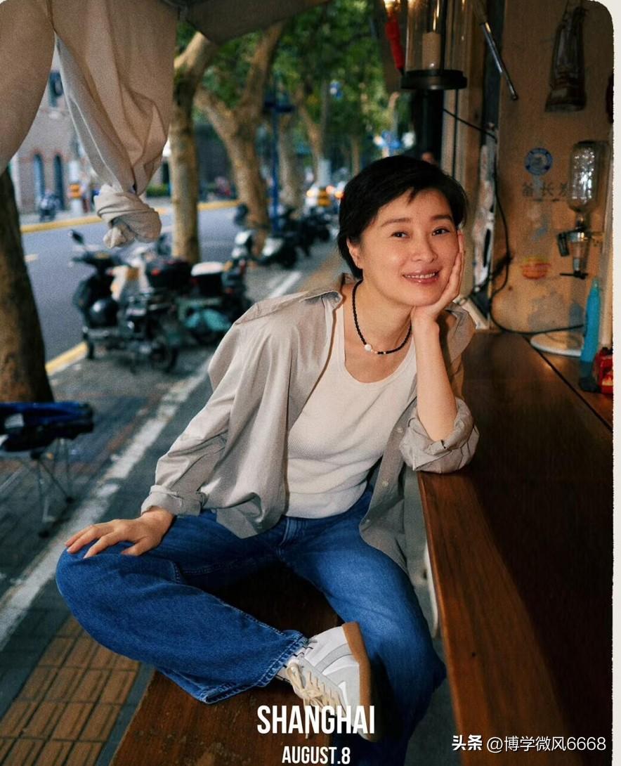 论气质之美，还的是吴越，跟同龄人相比，她的气质无人能及，身上的书卷气淡淡的，看着