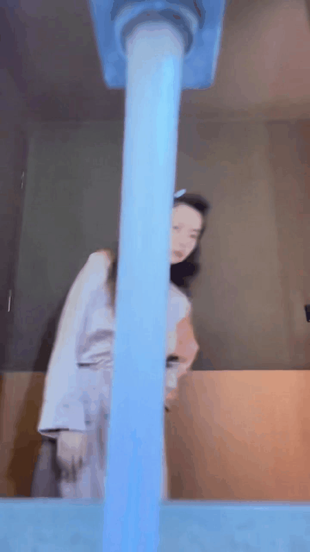 戚薇湿发变装听取妈声一片戚薇就这样水光潋滟的出现在我眼前然后美我一大跳 ​​​