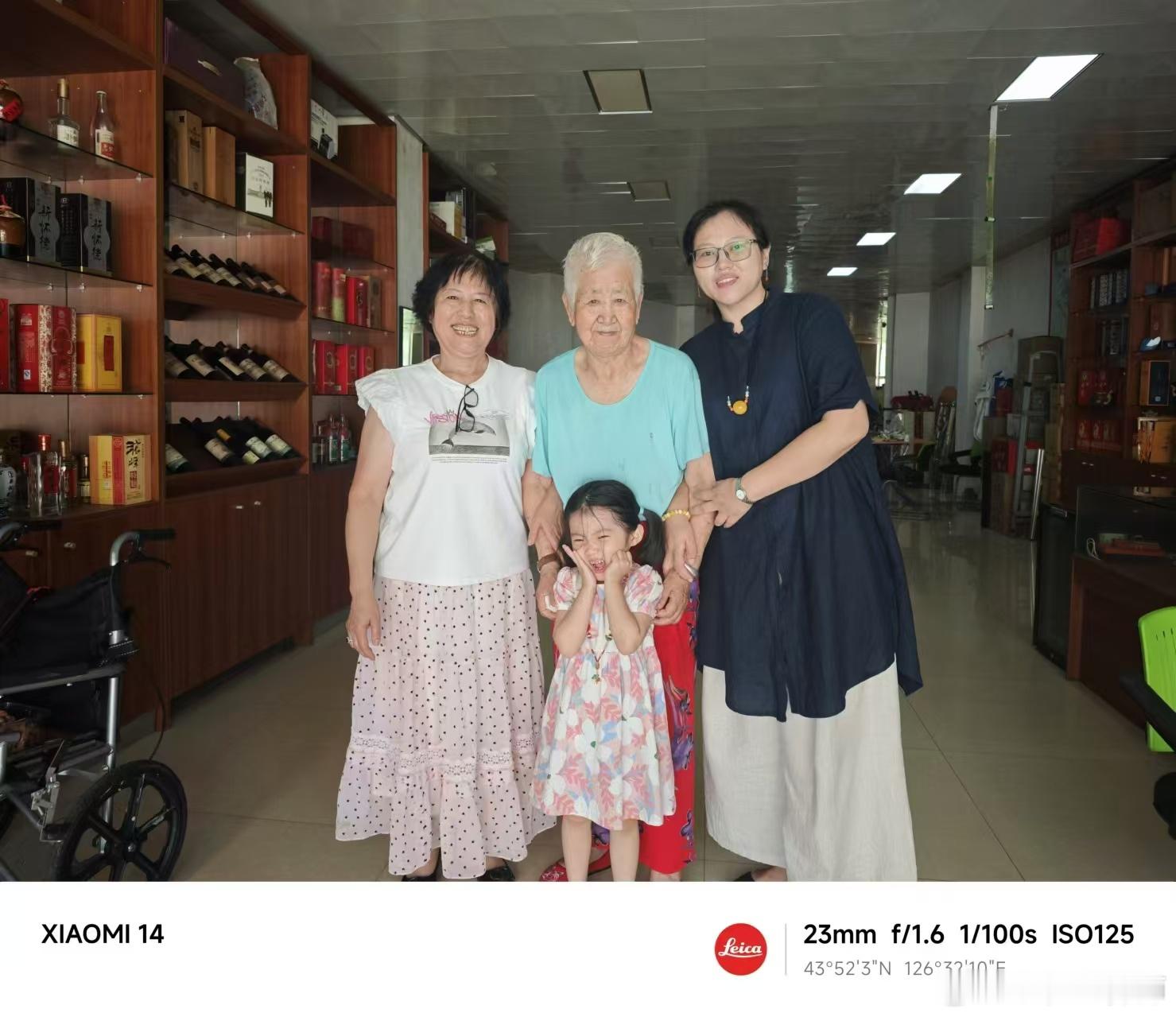 姑姑说：“孙家的姑奶奶们 都来集合照相了”​于是就有了这张照片…​四代同堂，我们