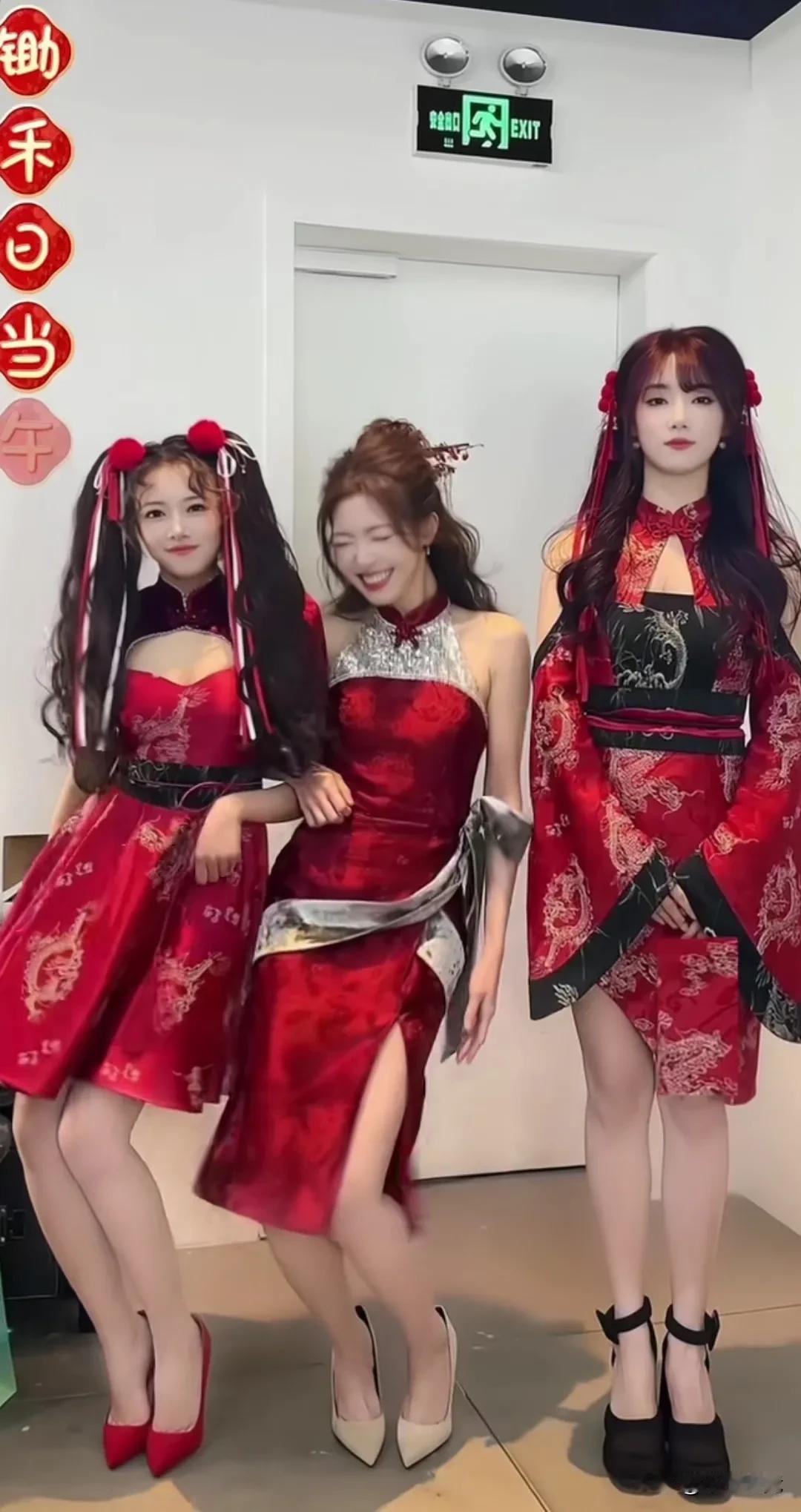 喜庆！喜庆！
已婚少妇余霜不和他们一起玩啦
#2024LPL春季赛赛程#