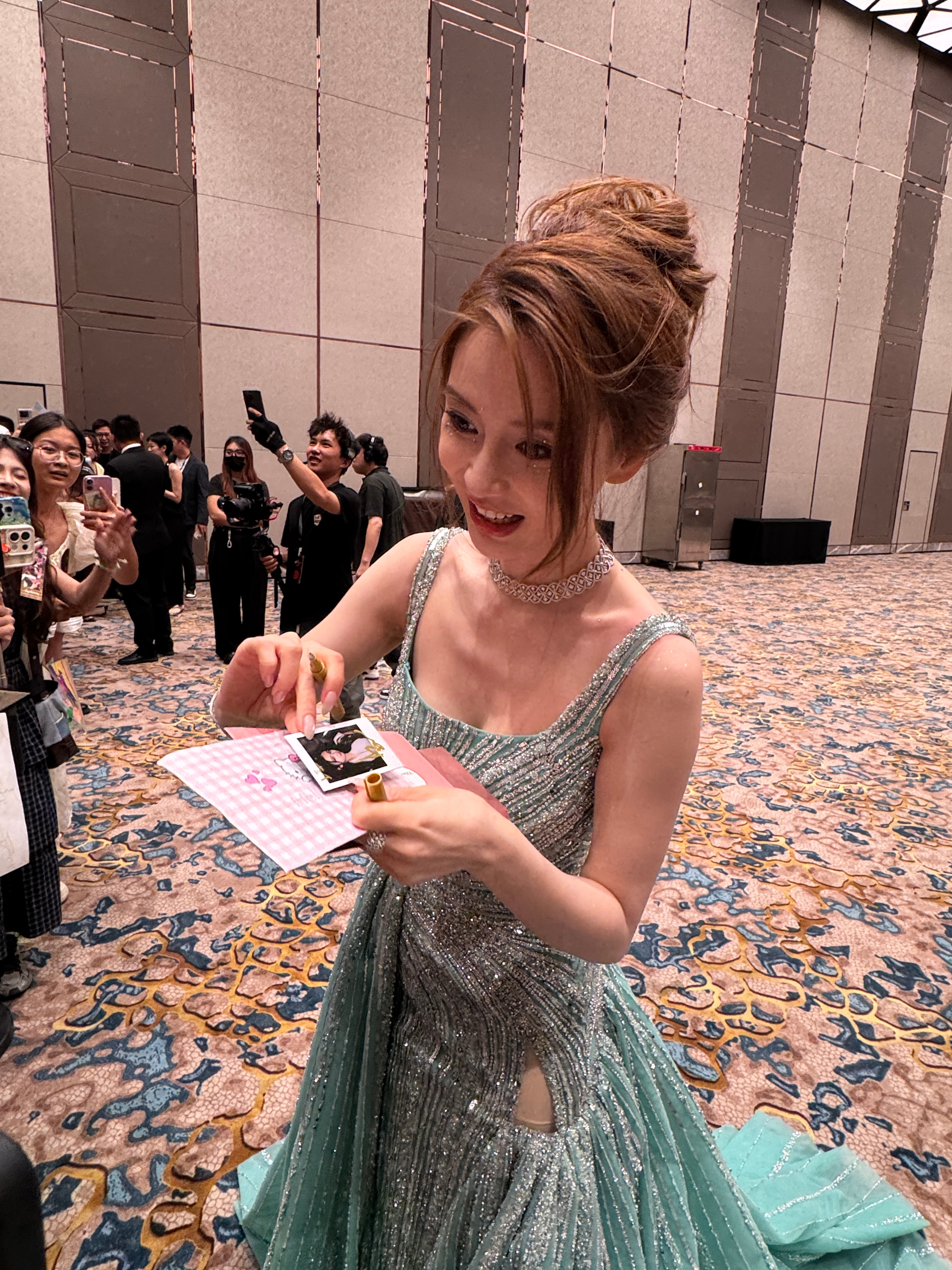 杨颖澳门活动生图超级温柔😭超近距离…满足每一个人的签名😭 ​ ​​​