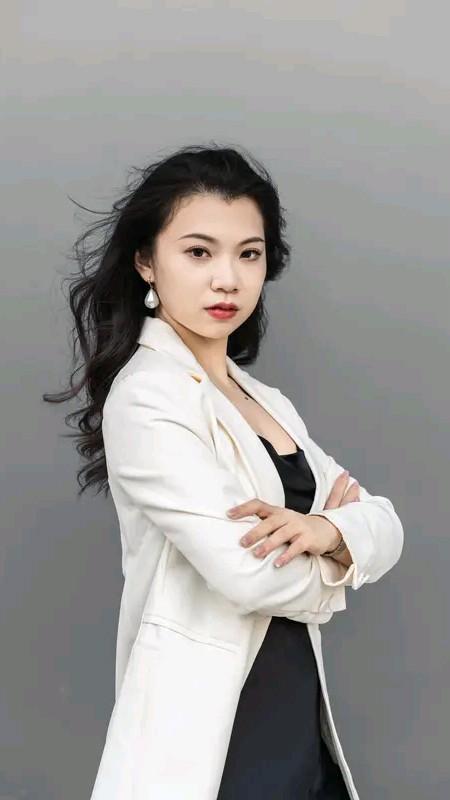 《标题》：95后秘书越级举报总监婚外情，公司赔800万后将其告上法庭
     