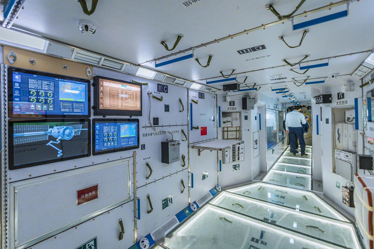 成都，2026中国航天日，到完整的官方版中国空间站模型看了看。通过跟人物对比，可