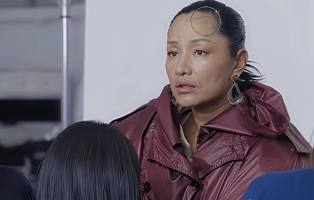李乃文上节目，盯着瞿颖脑门看了半天，憋出一句：“你脑门上那头发咋回事啊？”瞿颖特