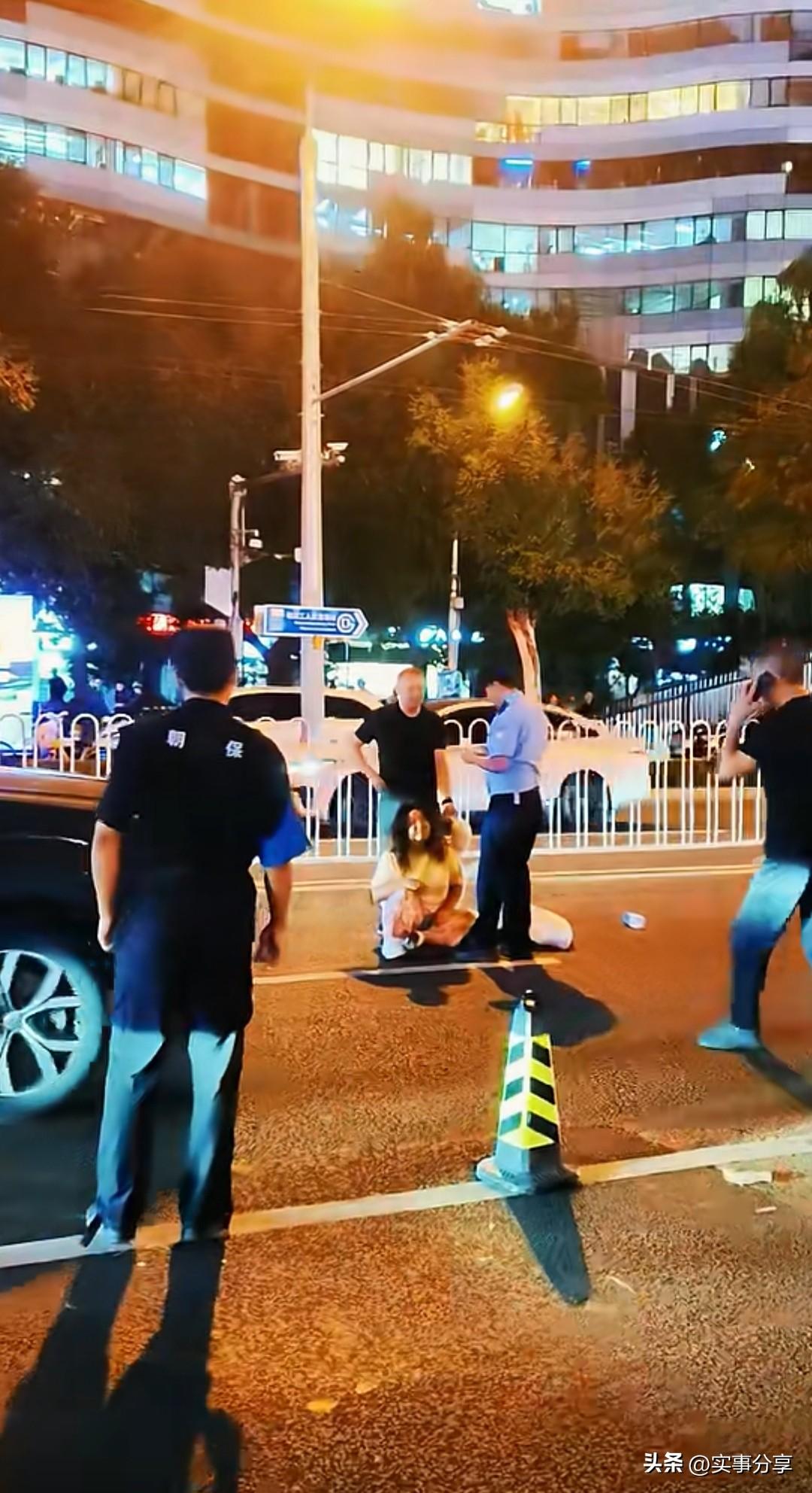 女子被家暴，马路中间求救交警。这一慕是多么的无助，看见警察就有满满的安全感，有老