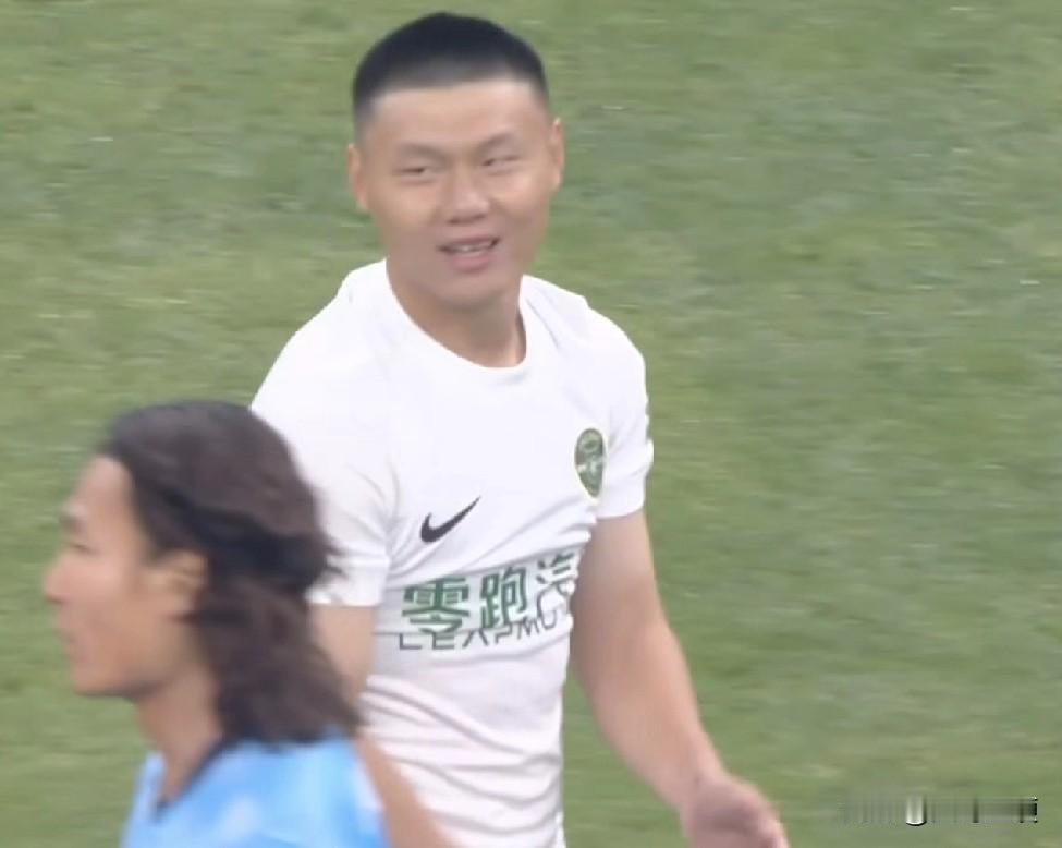 又是方昊！方昊这个脚下真脏啊！难怪山东泰山队和北京国安队都不跟他续约了[叹气]