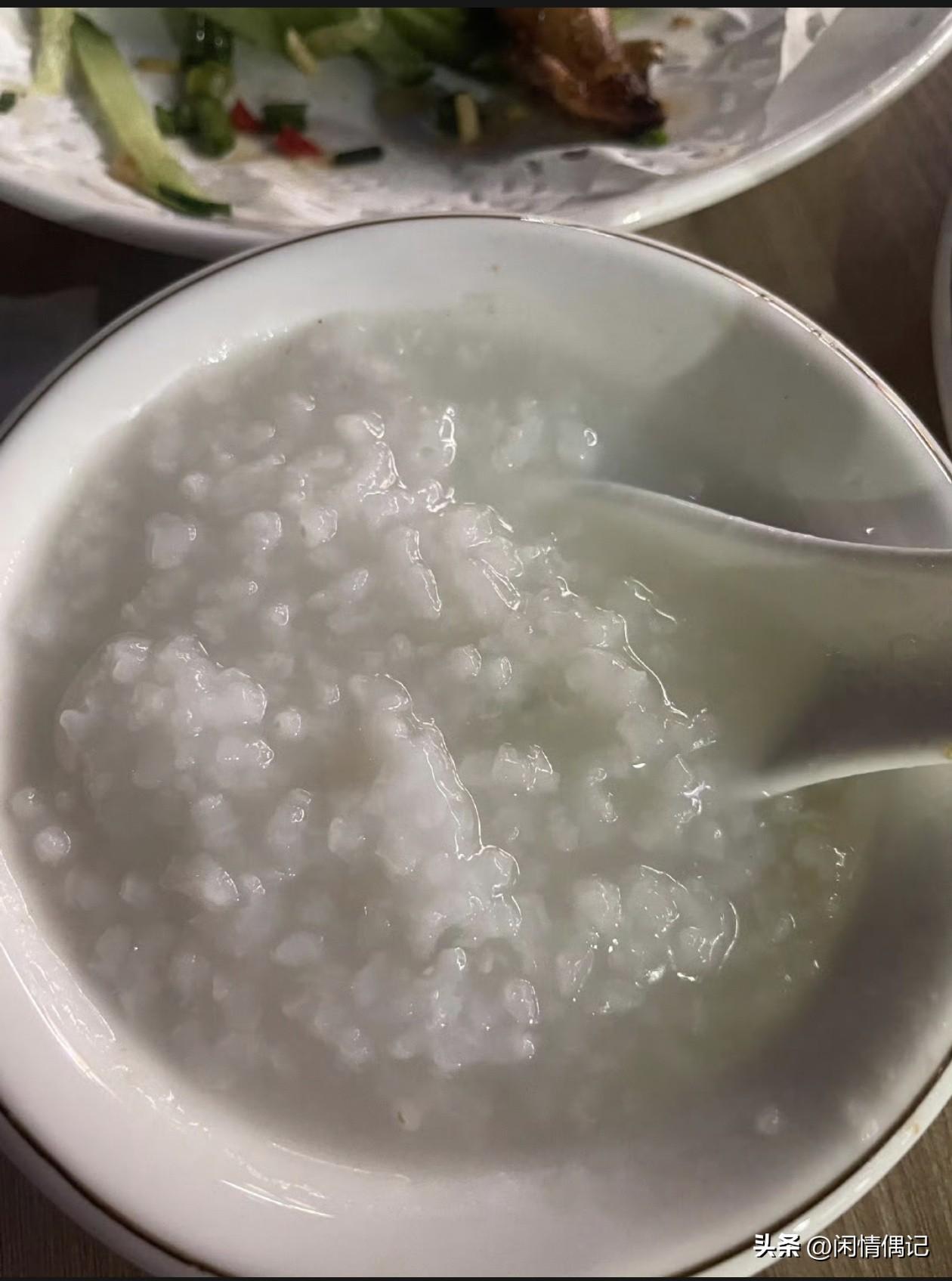 早上起床，儿子说要出去吃肠粉，还问我要不要给我和他爸带。
我笑着说不用啦，一份要