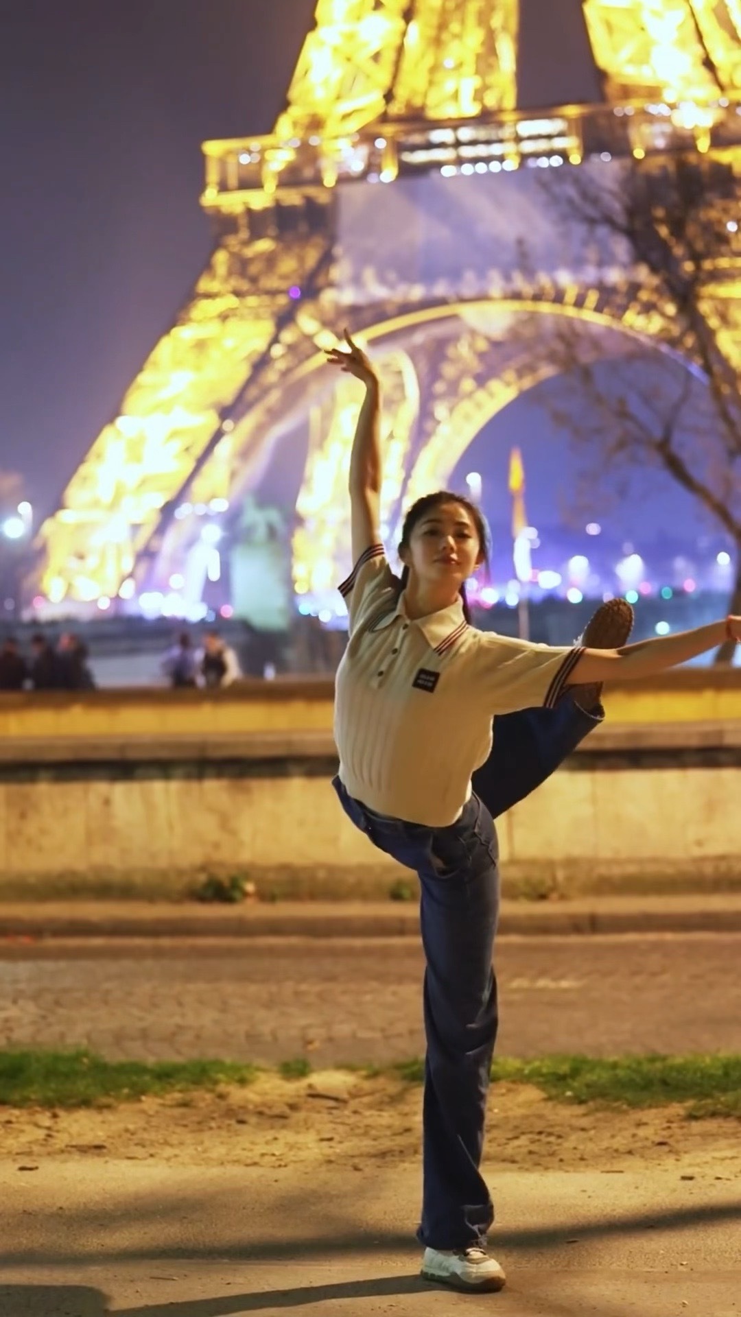 在巴黎铁塔下跳舞的存儿！！刘浩存在巴黎铁塔下跳舞 刘浩存巴黎跳舞 年代文女主出国
