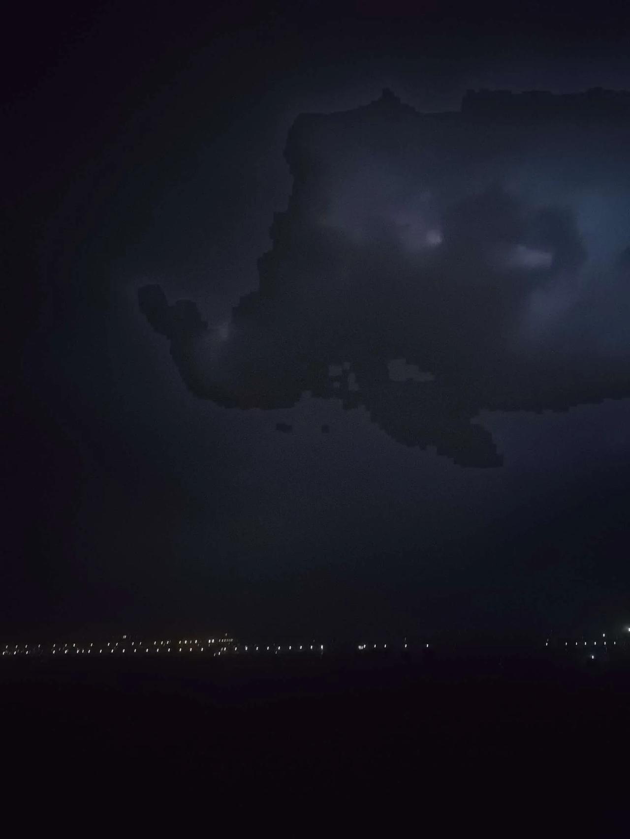 【我的原创】
我走过很多路，遇见很多人，不知眼前的世界是否只是虚幻，我却真实感受