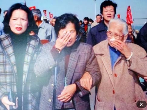 1949 年，一对夫妻收到命令逃往台湾，将 3 个月大的儿子留在了大陆。40 年