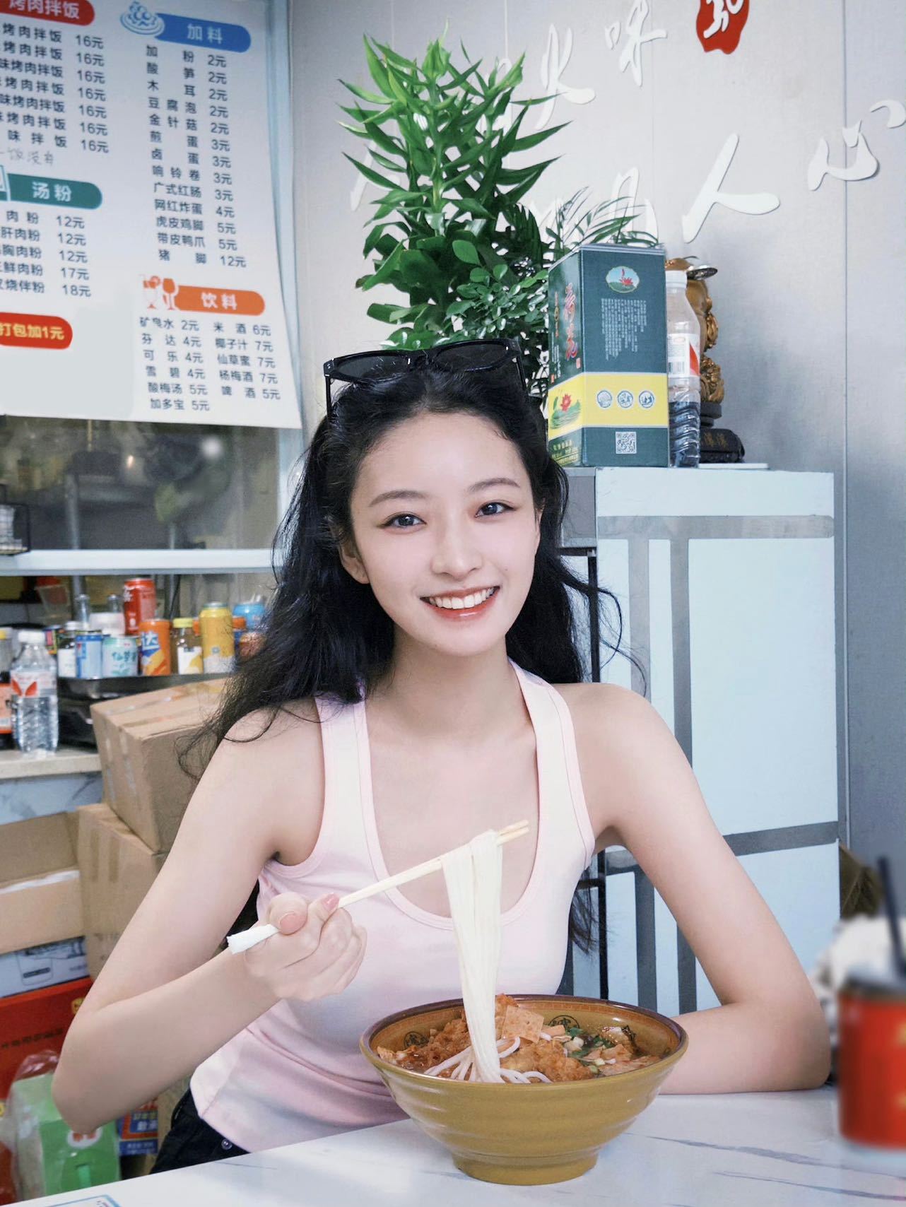 说实话 抓特务 里我最期待杨舒伊第一眼看就很舒服的一张脸，特别清新、特别好看的新