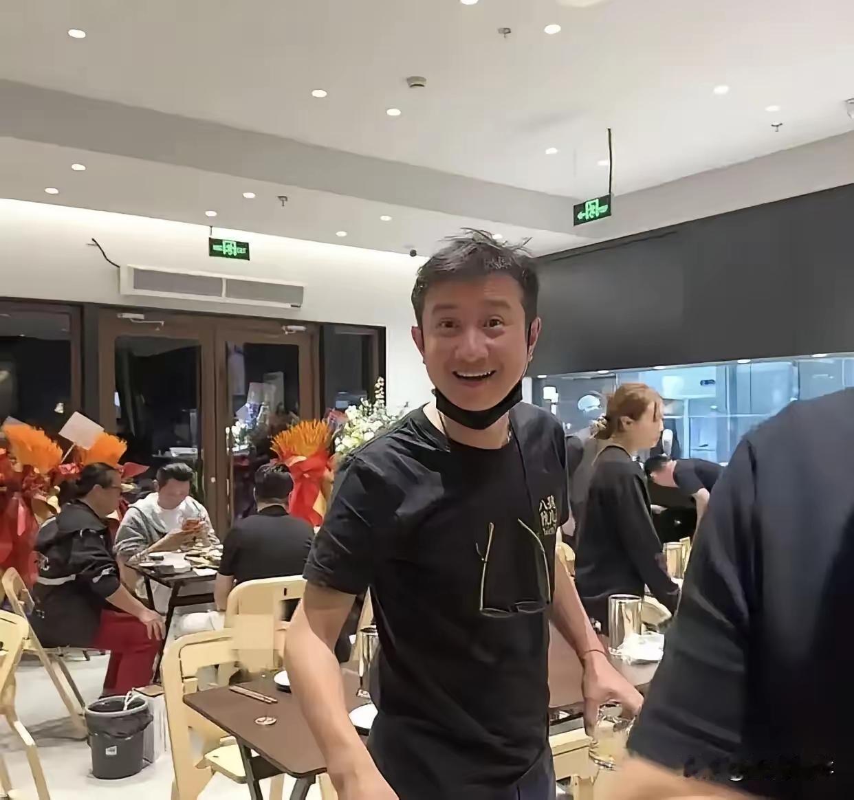 我问了在上海的闺蜜，文章开的“八号院儿”饭店，吃饭的人多不多，我闺蜜直摆手吐槽说