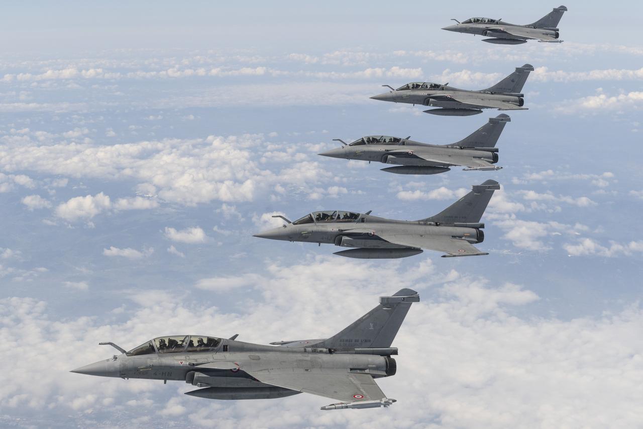 近日，法国空天军“阵风”战机飞赴科西嘉空域开展实弹射击训练。