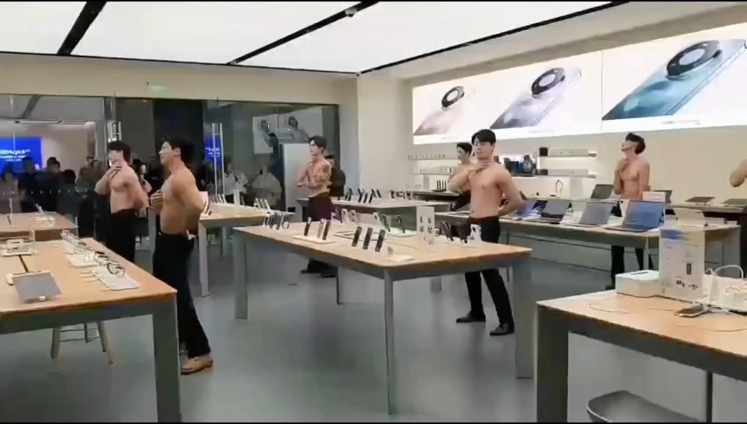 华为手机店男模跳舞，这是跟椰树学的吗 