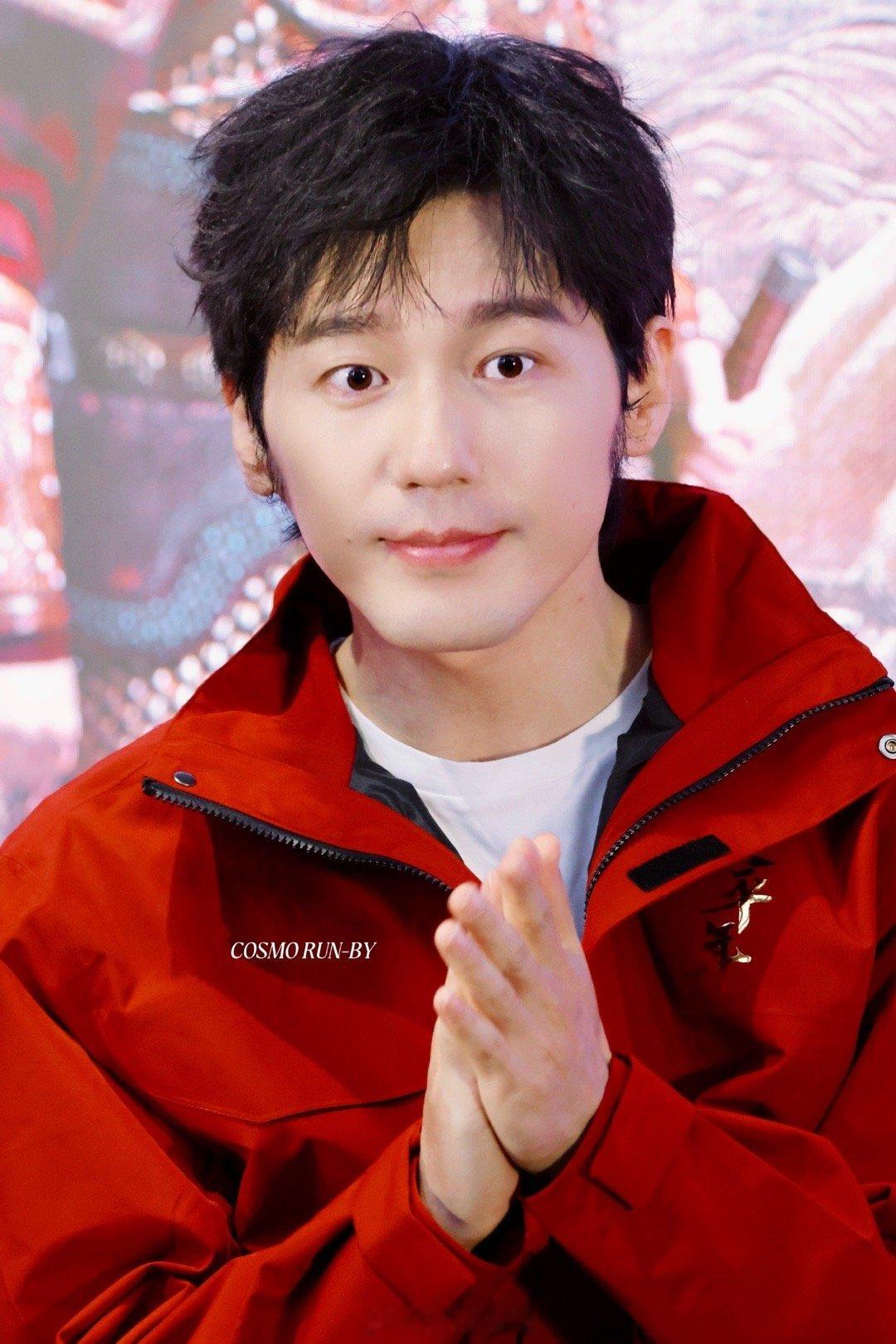 最卖力的鼓掌员白宇：笑容灿烂，小手高频鼓掌拍得那叫一个投入，怪不得被观众调侃“从