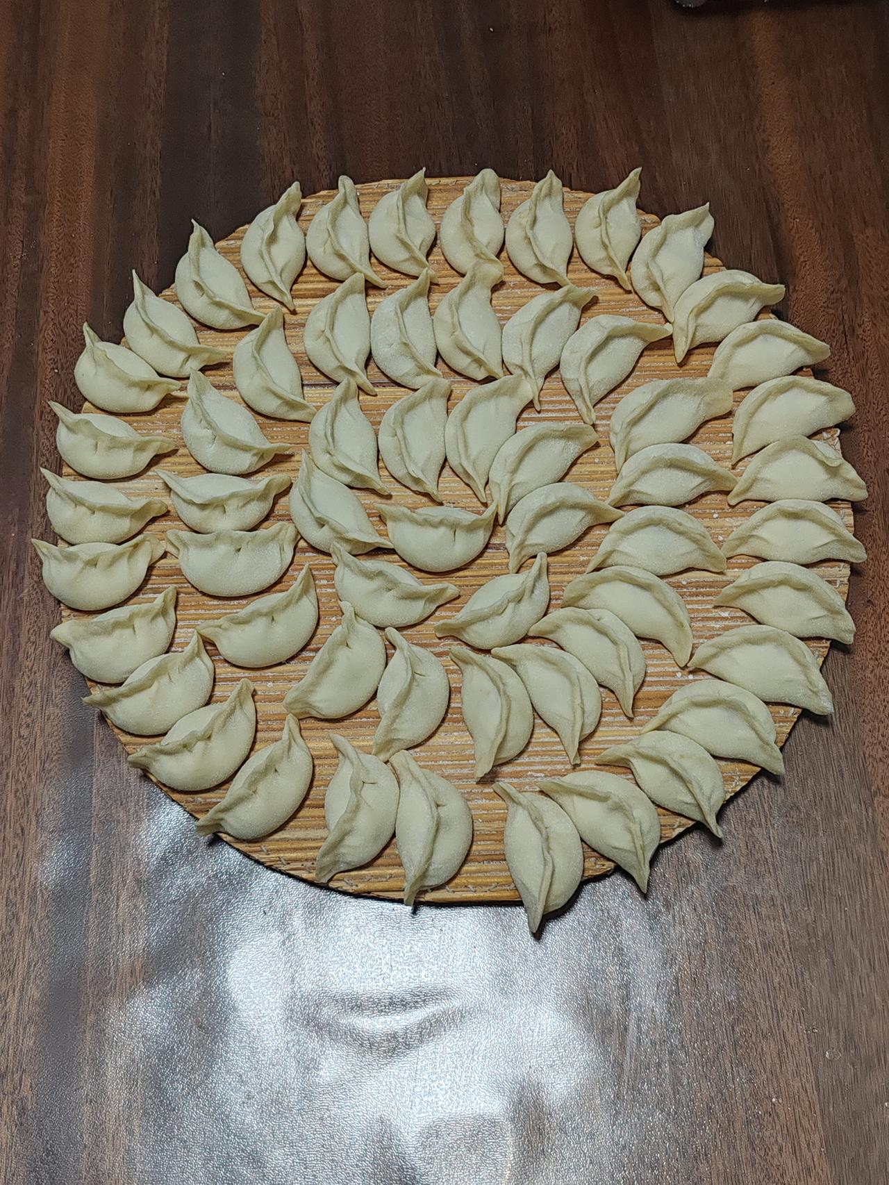 米饭，馒头，哪个好吃和萝卜青菜一样，米饭馒头哪个好吃要根据个人的口味来定。一方水