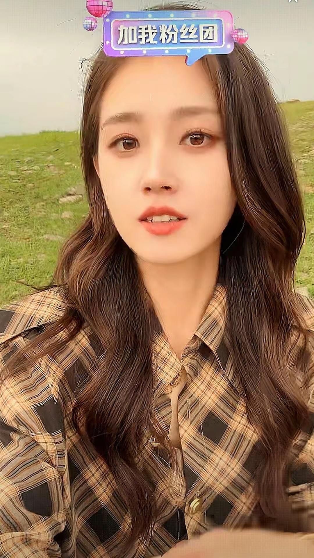 随便截图都超级美丽的小郭。微微一修就好看得不得了❤️2025.07.08下午片场