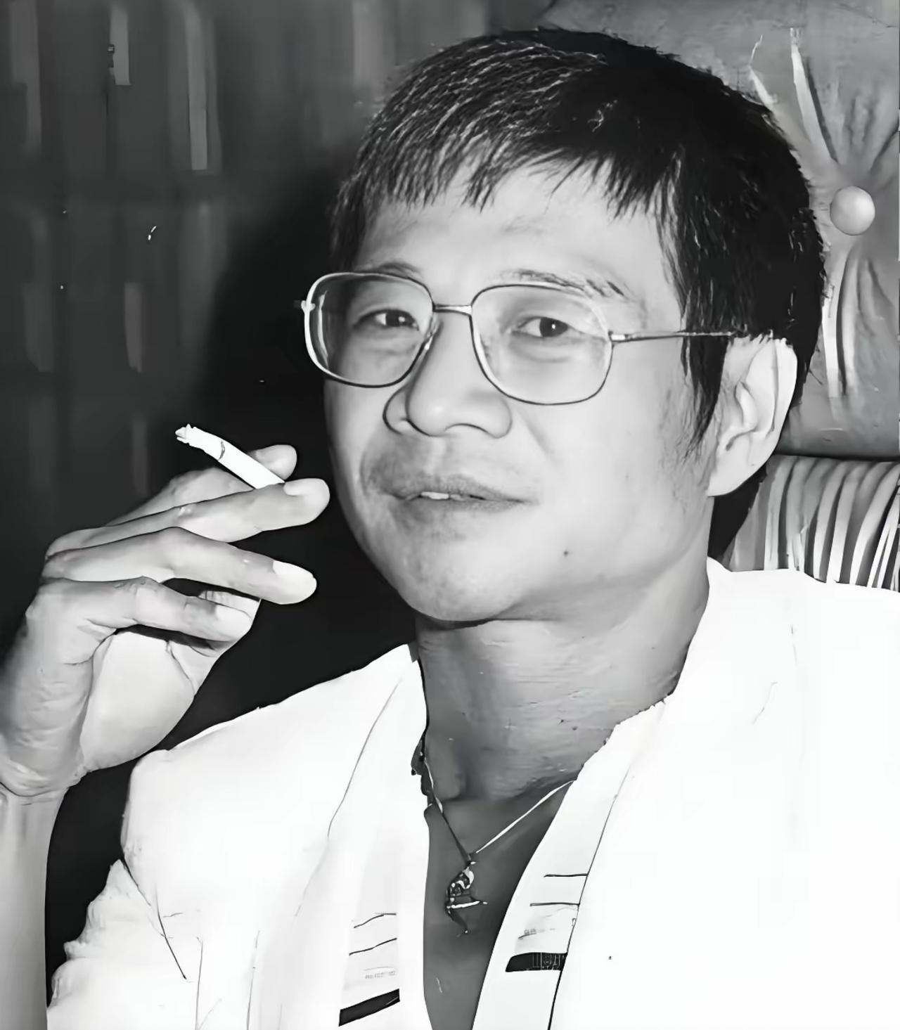 他伪造公章和介绍信，由内蒙古畏罪潜逃至广州，七月间偷渡澳门，最终逃抵香港，最终却