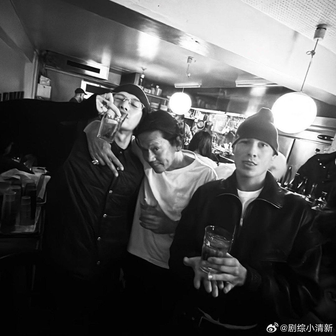 王嘉尔的跟拍我梦里的工作 请问王嘉尔工作室还缺人吗？我不要薪水只要这个跟拍岗位！