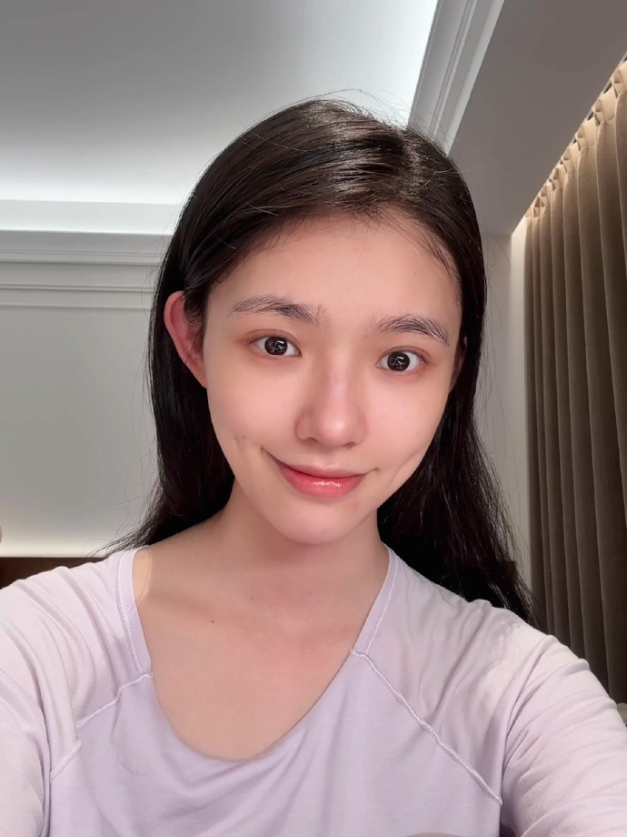 林允好高的美商林允此女美商极高 林允最近行程那么忙，状态却好得像刚度假回来。不疲
