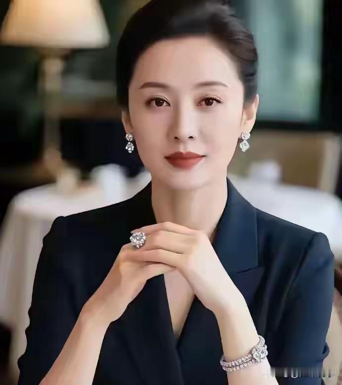 女人的魅力在于品貌兼优。粗缯大布裹生涯，腹有诗书气自华。智慧与美貌并存，是女人的