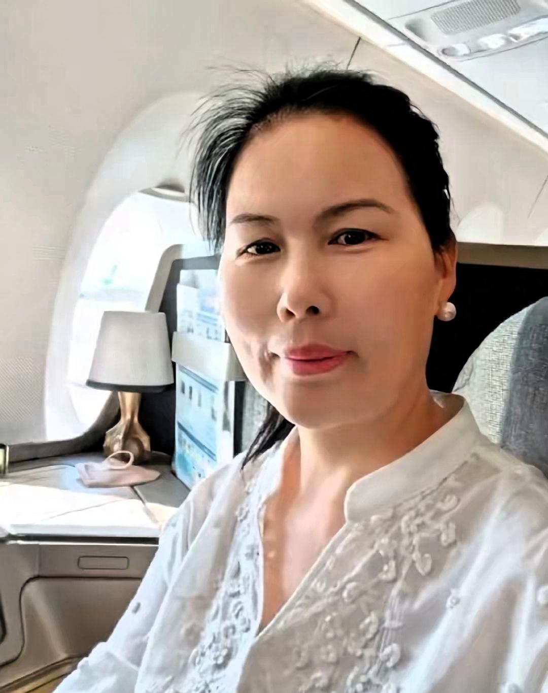 张家阿姨去留成谜，薪水与服务引争议。
大家都在议论小杨阿姨，她在张兰家还干不干，