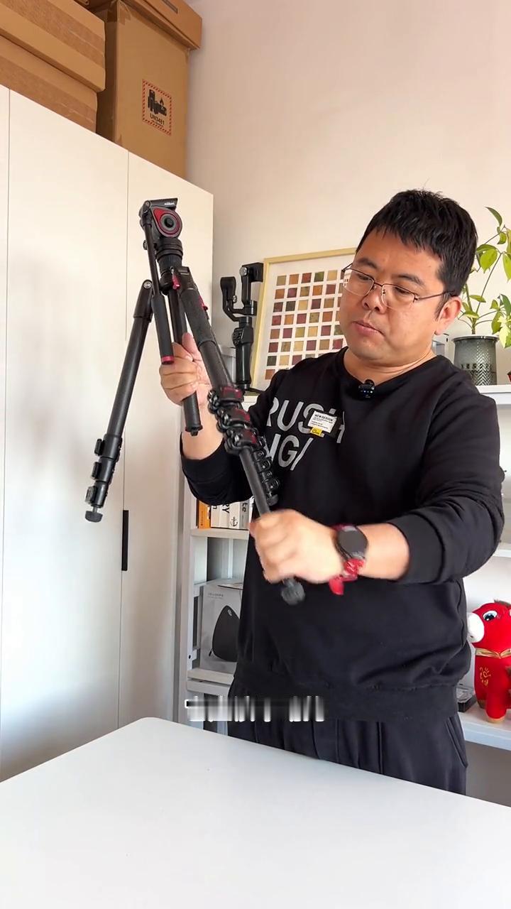 自己修三脚架省了888元。
今天这个三脚架有点问题，其实出问题很长时间了，但一直
