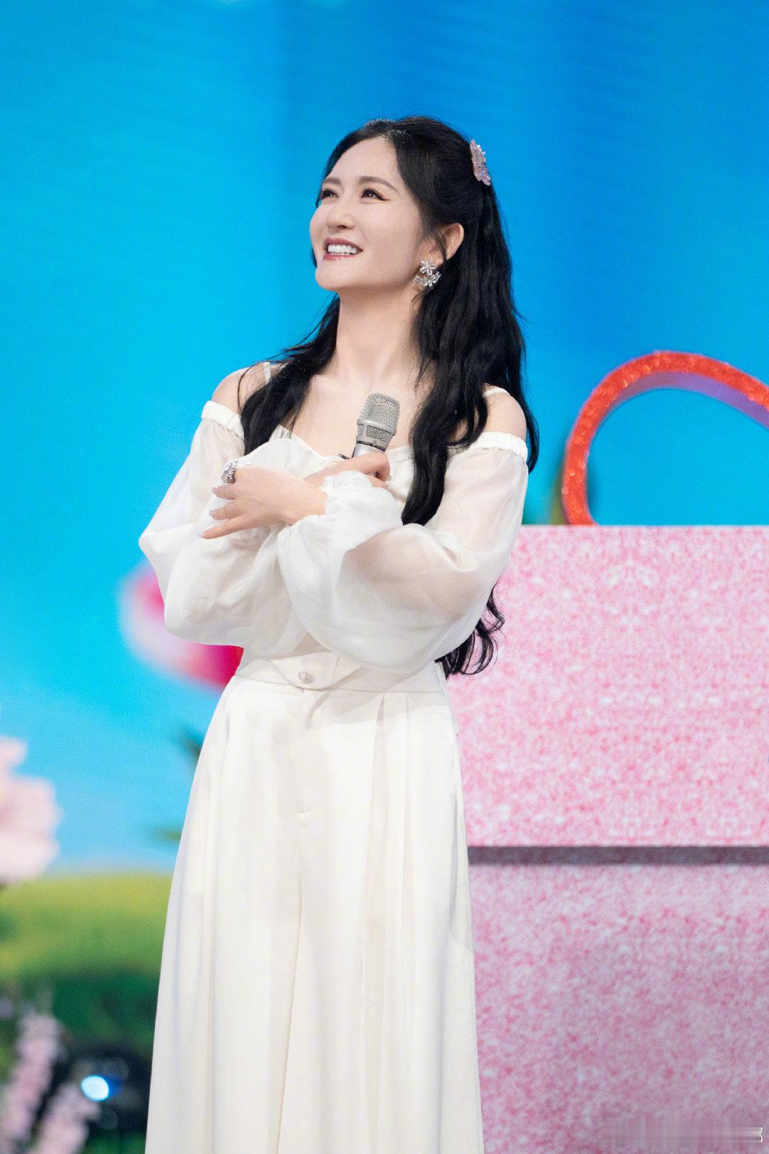 张月给谢娜新歌娜就聊姐姐打call张月回复谢娜给娜姐疯狂打call张月[超话]还