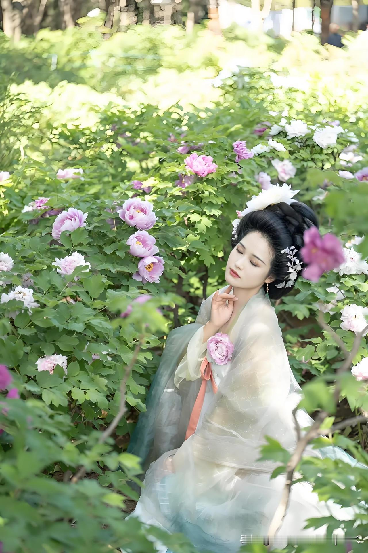 《牡丹诗》
——宋·谢枋得
兰佩蓉裳骨相寒，
山中何日鼎成丹。
春深富贵花如此，