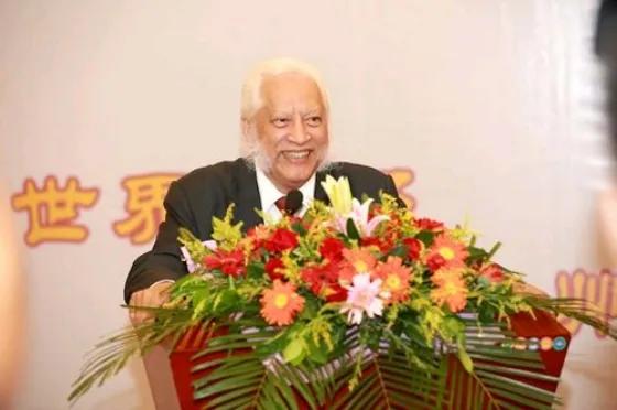 “我没有一丝一毫的中国血统，但我有100%的中国心，我将用一生来报答中国。”印尼
