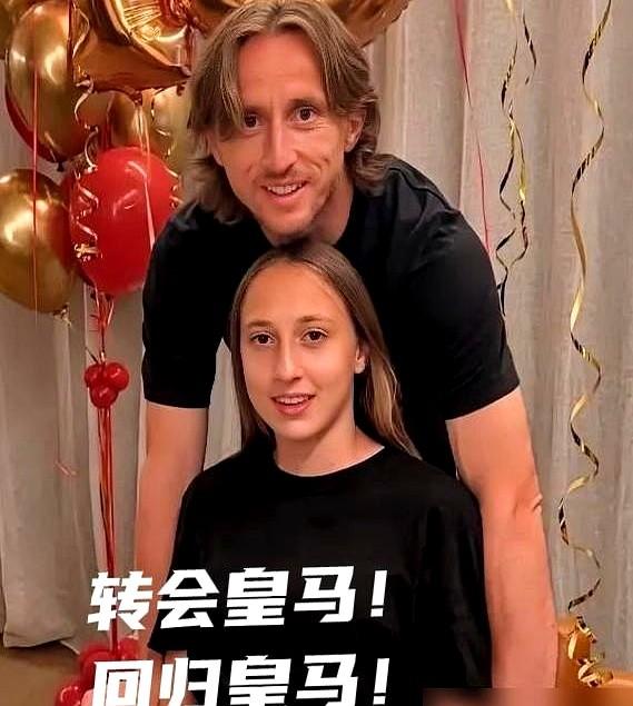 13岁女孩一脚远射破门，直接把场边的球探看懵了。

这可不是普通青训生，她是莫德