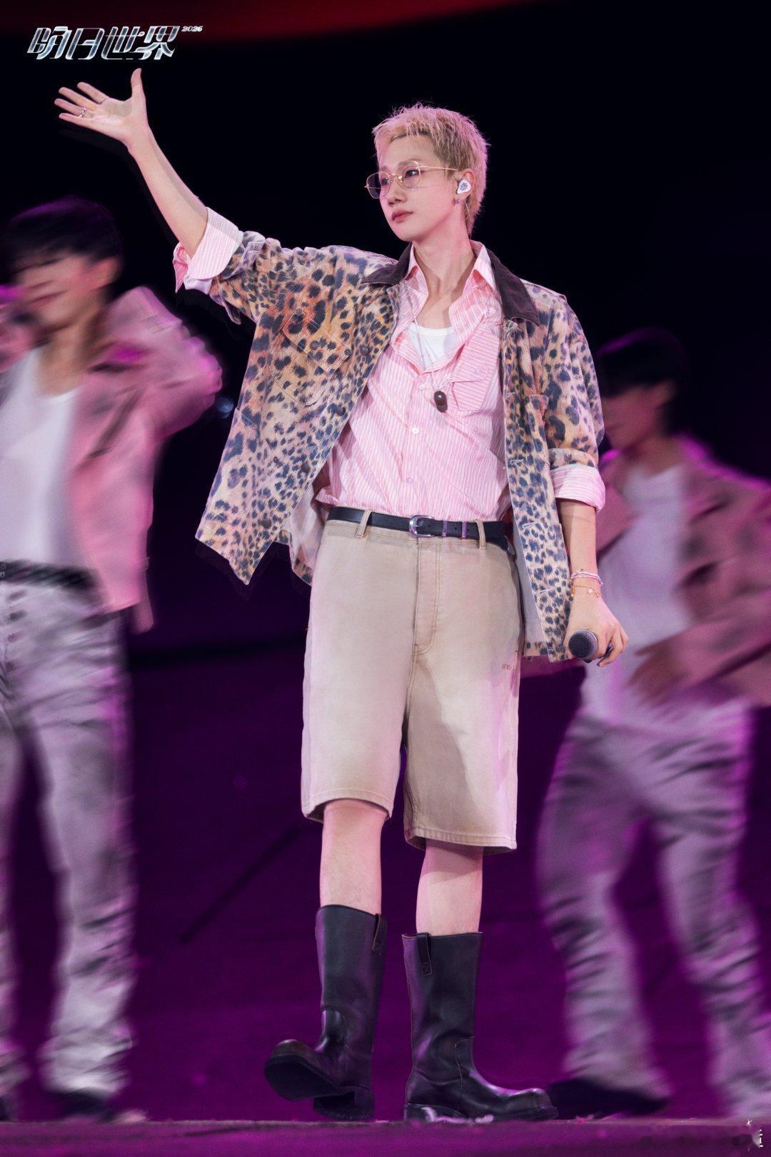 还以为告两人也来汪苏泷演唱会了汪苏泷演唱会名场面来袭！大屏幕出现告两人影像，不少