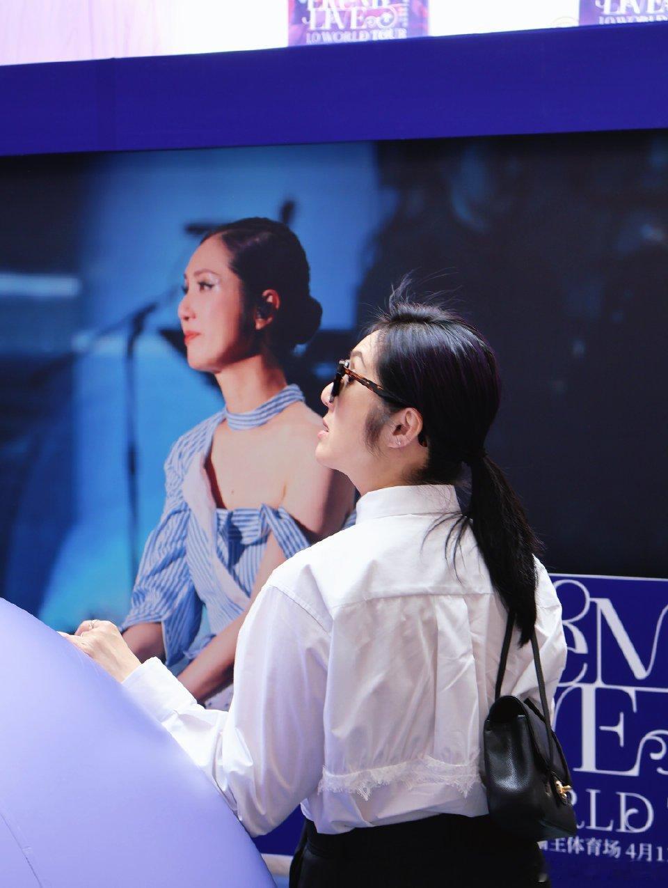 杨千嬅演唱会 体育场变大型粤语KTV，但一点也不吵，就是大家好好听歌一起唱。周日