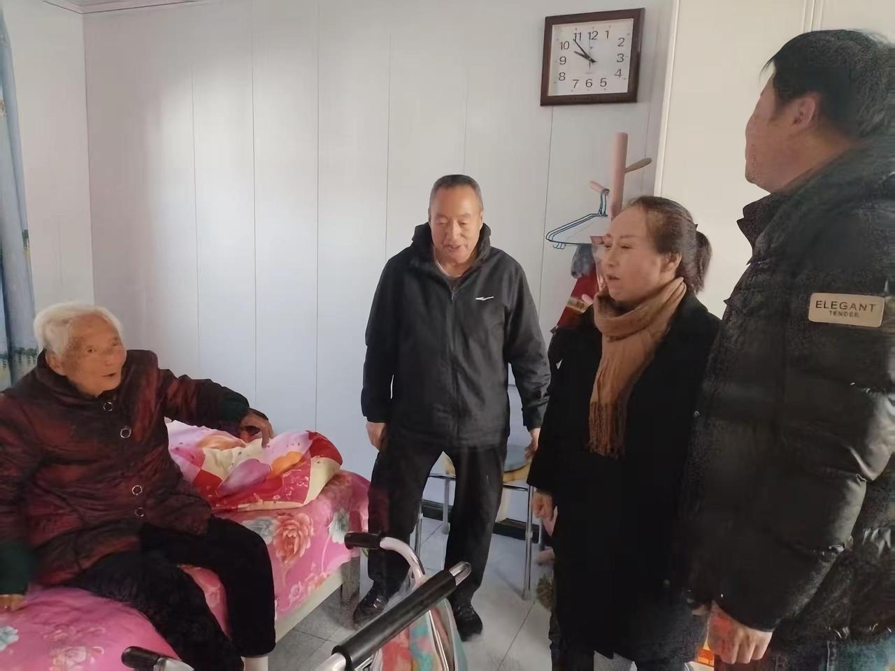 定周村村委会春节慰问各公益岗位及高领老人，