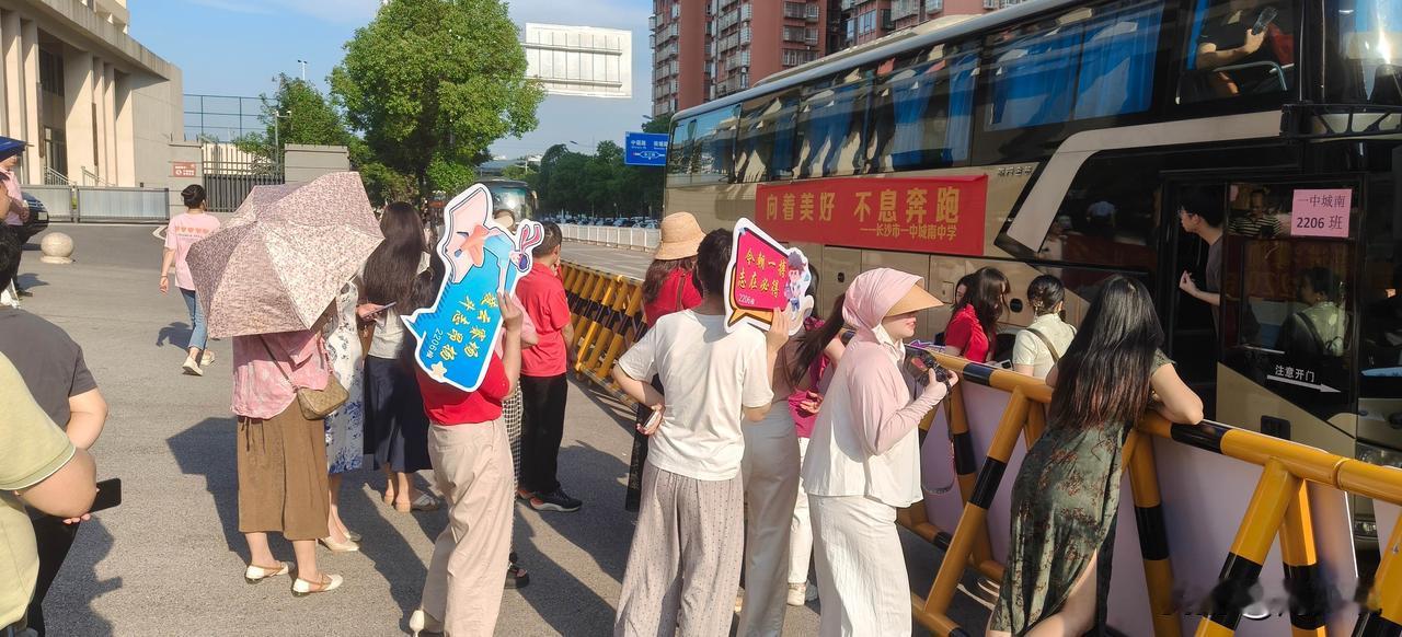 见证历史时刻！长沙一中城南中学迎来首届高考生，6月7日清晨，长沙市一中城南中学门