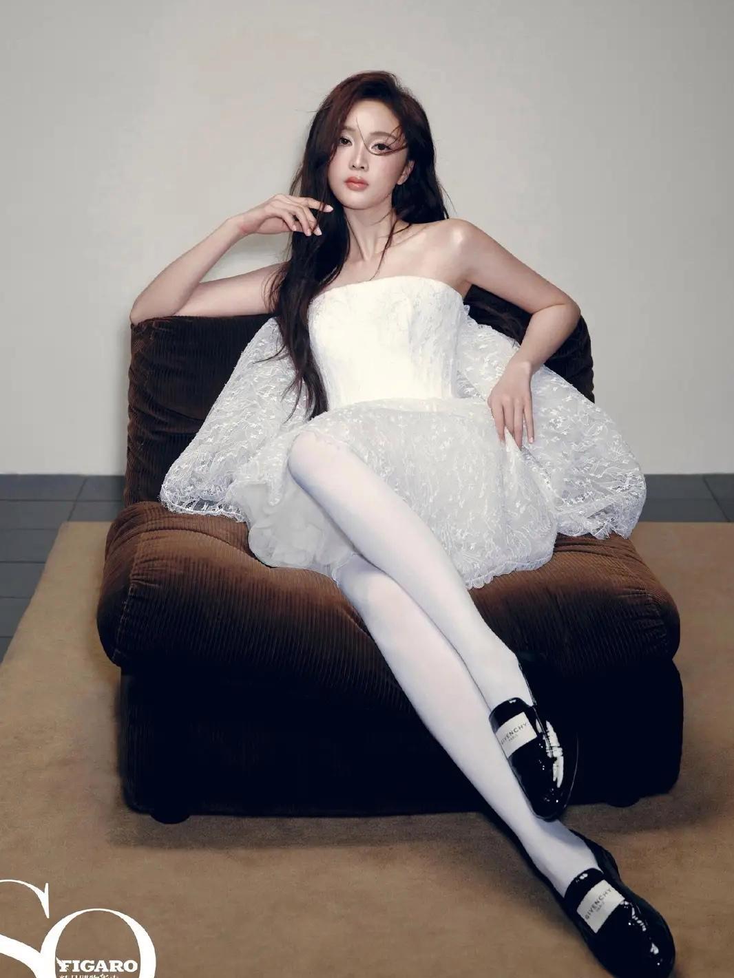 吴宣仪以蕾丝连衣裙与银色芭蕾舞鞋的碰撞，打破甜妹与女王的边界，用柔美与凌厉交织的