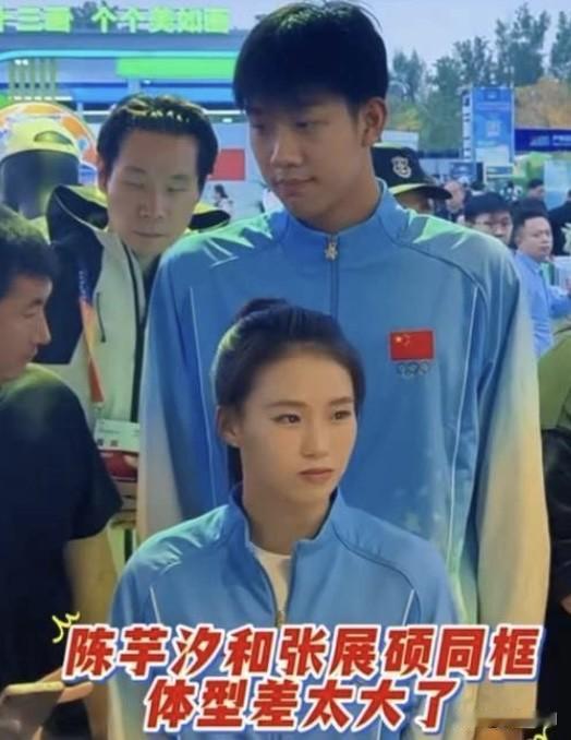 这是"最萌身高差"的天花板吗？1.98米的山东大汉张展硕站在陈芋汐身边，一个游泳