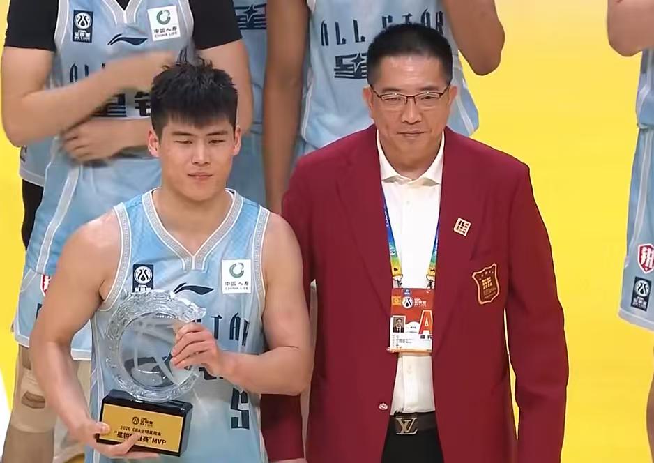 大家发现没，在刚刚结束的CBA星锐赛，广东男篮球员拿下了MVP，他不是内线新星王