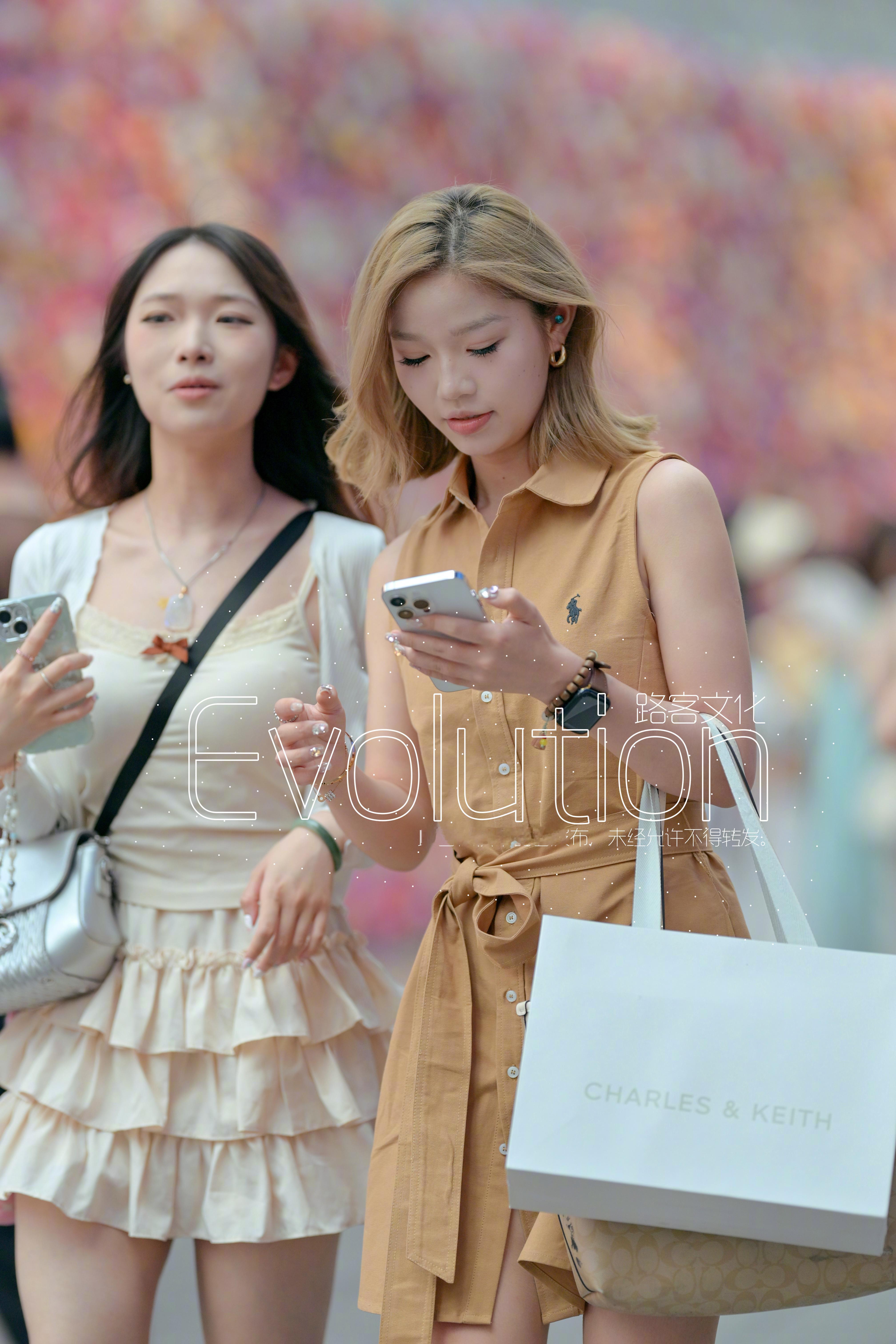 小姐姐们都好喜欢一边逛街一边玩手机 ​​​