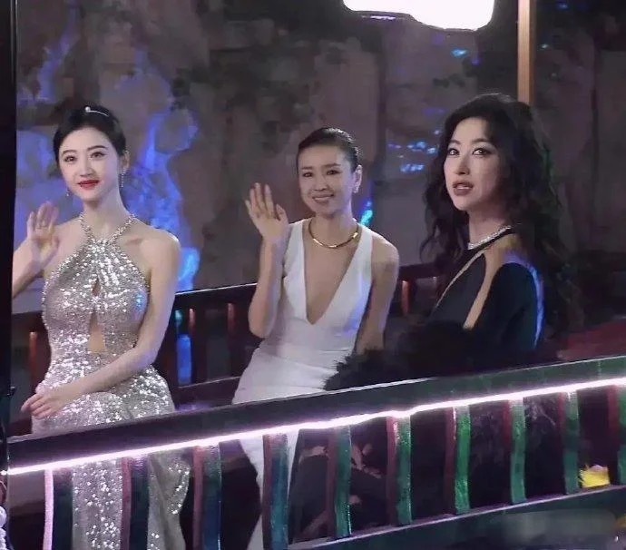 事实证明，有的人真的不适合穿深V，本来是美女，反而因为这衣服减分了 ​​​