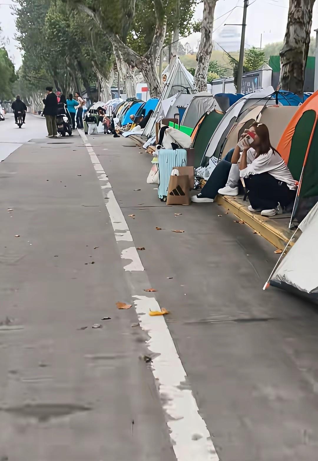 国庆假期酒店价格猛涨，有游客直接选择户外帐篷过夜！最近不少人吐槽，热门旅游城市的