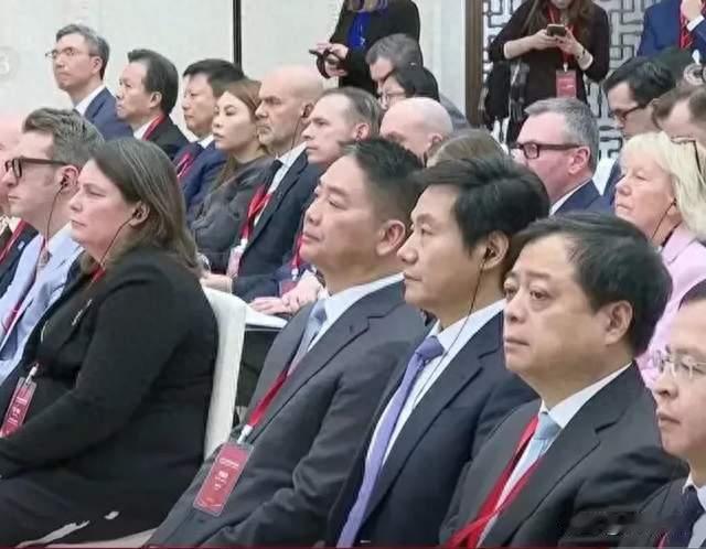 雷军刘强东，把钱交给同一个人！16年前他投资小米，如今身份互换