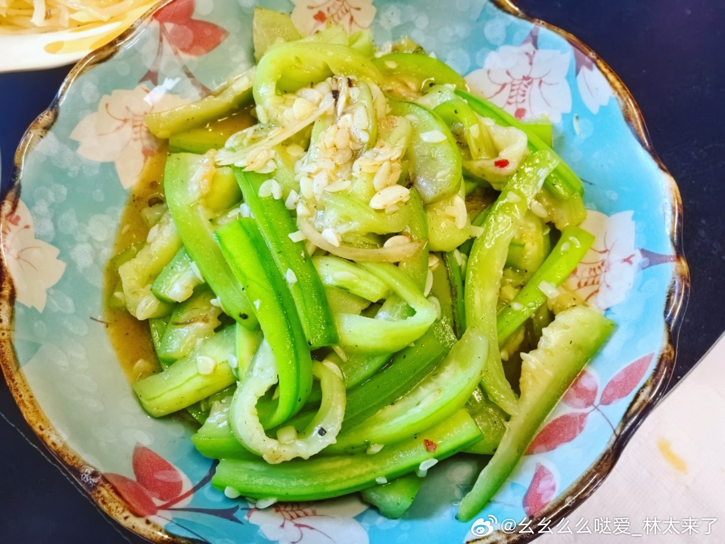 只想吃点素，婆婆弄了俩，还是不太想吃，喝了两碗红糖姜水 饱饱的了。 ​​​