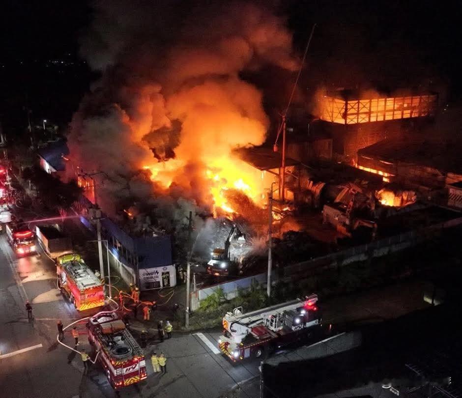 韩国济州岛西归浦市吐坪洞一座废弃木材加工厂周一（日）晚间发生火灾，大火迅速蔓延至