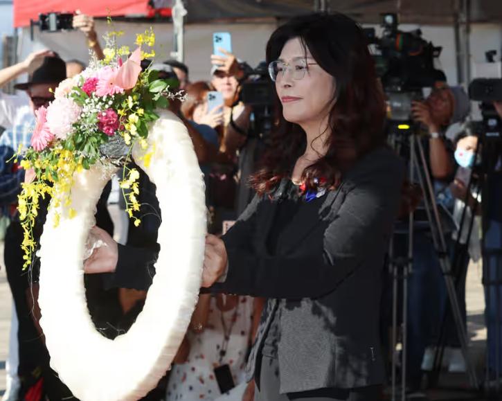 台湾时事评论员邱毅称，当他看到郑丽文在马场町秋祭现场，拿着花圈向这些受难的亡灵三