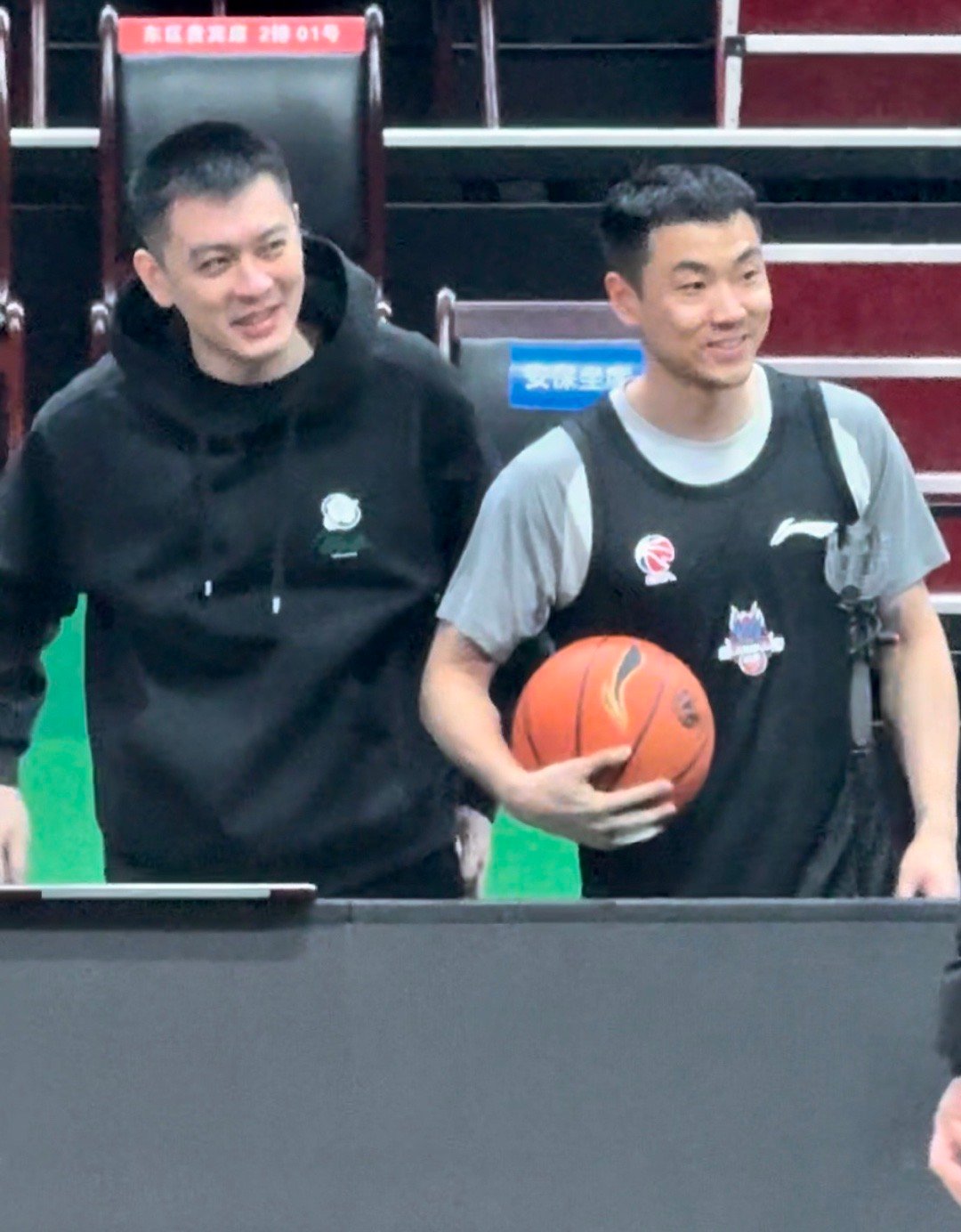今晚辽宁和山东比赛上午来采访手机抓拍了一张图片高诗岩训练后和杨指导互动 