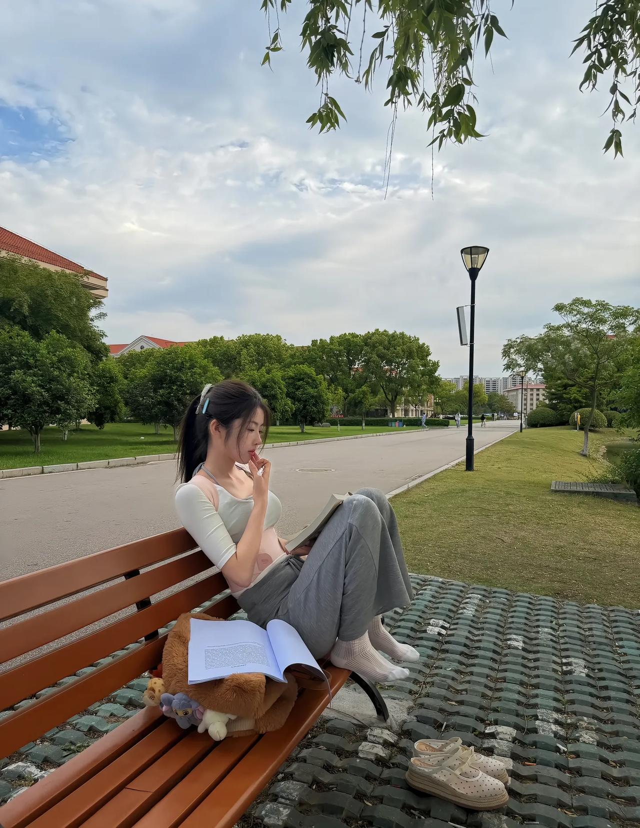 静坐长椅上，书香满心间。