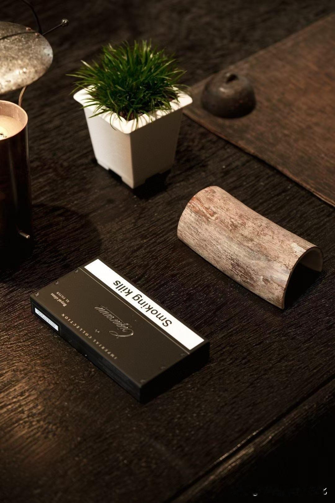 有些茶器，不靠雕，而靠“留”。

这一枚汲古茶则，几乎没做什么——
只是顺着猛犸