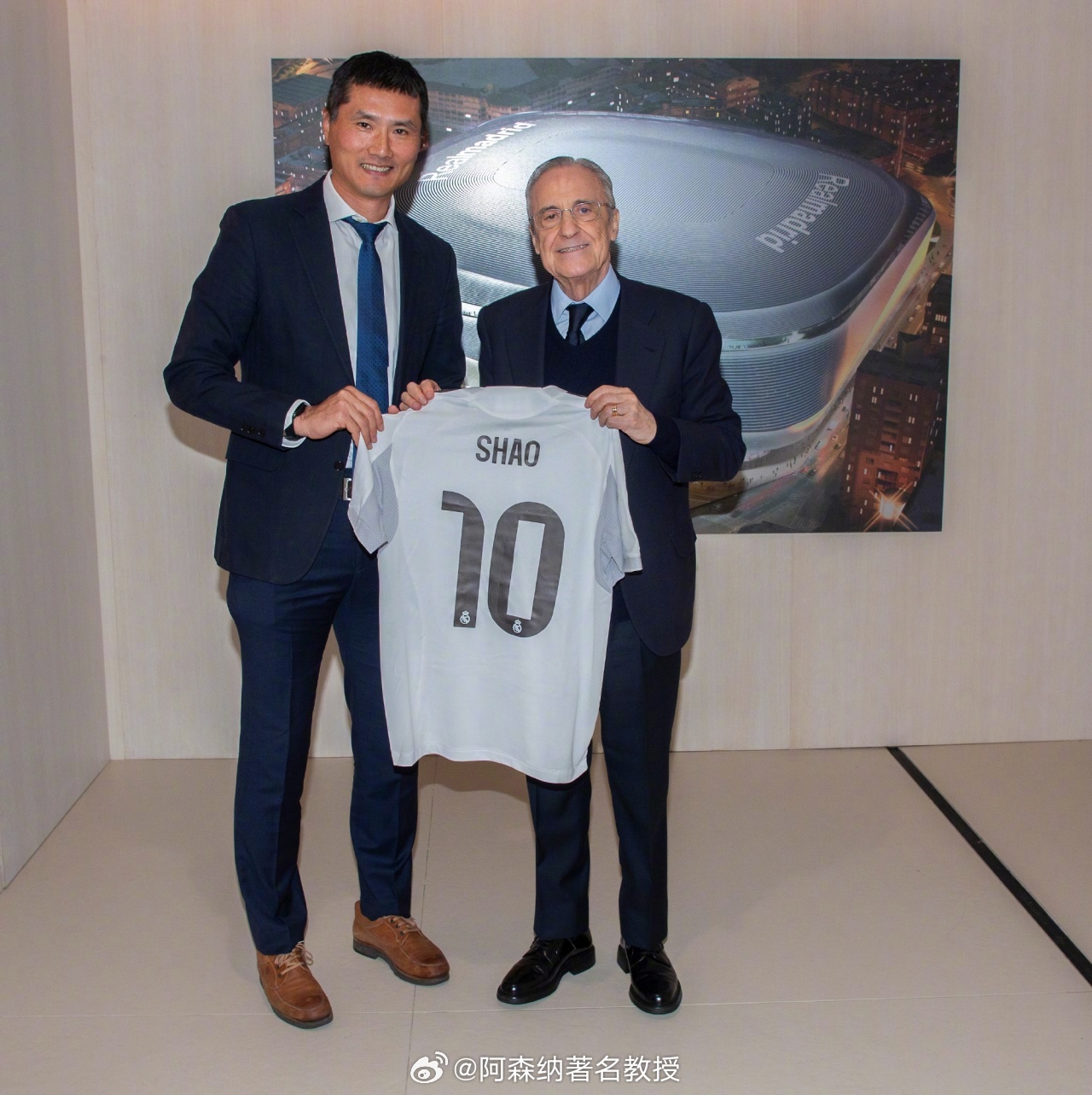 邵佳一造访皇马邵佳一弗洛伦蒂诺互赠球衣 国足主帅邵佳一到访皇马。皇马官方发文：皇